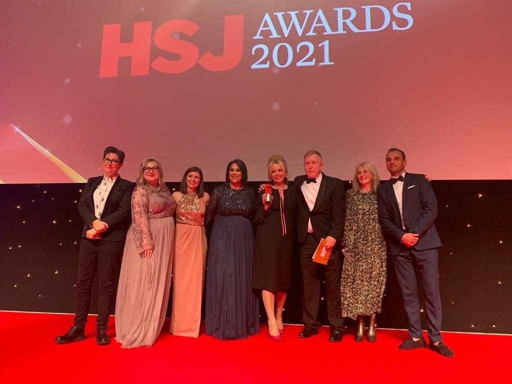 HSJ Awards 2021 - presenter Sue Perkins with the Partnership's Heather McKnight, Sarah Smith, Sayam Mirza, Karen Coleman, Mary Jo Pearson and Kez Hayat