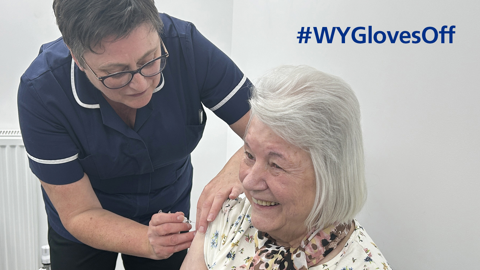 WYGlovesOff - cliniciial working without gloves