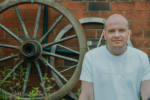 Bernard Cunningham, pictured sitting on a wall.png